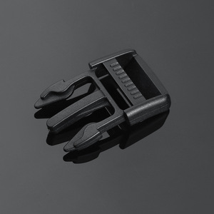 Hebilla de Plástico de Liberación Lateral Negra Resistente para Bolsos Primavera 2022 - Product Image 3