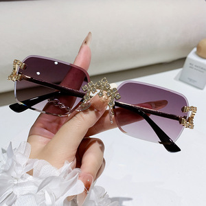 Lunettes de soleil carrées sans monture pour femmes avec verres en strass UV400 légères style urbain extérieur - Product Image 3