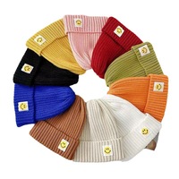 Vente en gros patchs de broderie avec logo personnalisé bonnet d'hiver commun en tricot uni chapeaux filles garçons design de mode chaud réglable