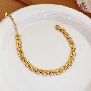 Pulsera de Cadena Cubana Moderna y Versátil para Mujer. Pulsera de Acero Inoxidable con Baño de Oro de 18K, Accesorio al por Mayor - Product Image 4