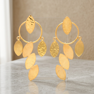 Pendientes de Aro con Diamantes Inspirados en Hojas, Clásicos y Elegantes para Niñas, Hechos a Mano en Latón, Golden Leaves Dazzle - Product Image 2