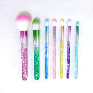 Nouvel Arrivage Magnifique Ensemble de Pinceaux de Maquillage Liquides Scintillants de Luxe avec Logo Personnalisé Kit de Pinceaux Cosmétiques Tendance Vente en Gros - Product Image 4