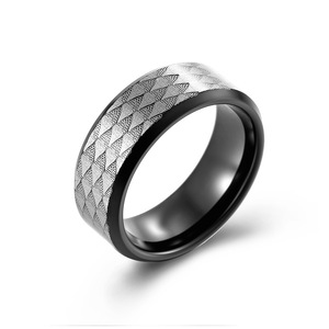 Anillo de tungsteno grabado con láser, con textura degradada apilada, estilo Instagram, para hombre, personalizado en oro tungsteno. - Product Image 1