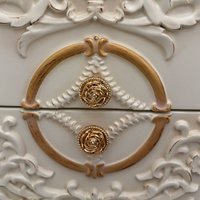 Table de chevet de luxe à 2 tiroirs, style classique français, avec bordure dorée, ornements en relief et plateau en marbre crème