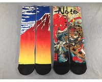 Nouvelles chaussettes longues personnalisées imprimées graffiti ODM pour l'été, unisexes, pour couples, mode, confortables, respirantes, anti-odeurs, en polyester et coton