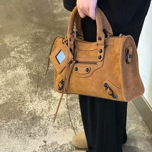 Nouveau sac fourre-tout bandoulière en cuir véritable Rivet pour moto avec fermeture éclair, style rétro sombre - Product Image 4