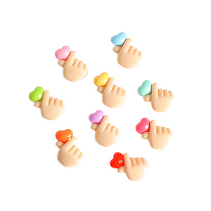 Acryl-Kunststoff-Zubehör für DIY-Creme-Kleber-Handyhüllen, Clogs, Kühlschrankmagnete, dekorative, farbenfrohe Herz-Gesten im Cartoon-Stil - Product Image 1