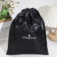 Sac à cordon en satin noir imprimé de logo personnalisé pour emballage de chapeau perruque de luxe sous-vêtements de cheveux chaussure sac à main stockage sac à poussière en soie