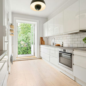 Hoogglans moderne milieuvriendelijke keukenkast met kraan en lade met mandje, blauw industrieel design - Product Image 2