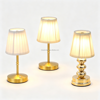 Lampe de table LED moderne personnalisable avec abat-jour en tissu, interrupteur à chaîne, pièces en fer, intensité réglable pour chambre et salon