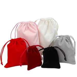 Pochette cadeau en velours, petit sac à bijoux réutilisable avec cordon de serrage, sac d'emballage promotionnel coloré pour le rangement - Product Image 1
