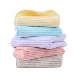 Toalla de microfibra coral de color liso al por mayor con rayas estrechas de jacquard, absorbente, para lavado de manos y rostro, suave y agradable para la piel. - Product Image 1