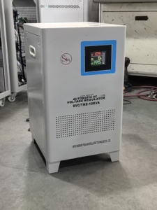 15kVA tự động một pha SVC tủ lạnh điều chỉnh 220V <span class=keywords><strong>LED</strong></span> hiển thị nhà sử dụng điện áp ổn định <span class=keywords><strong>v</strong></span>ới tần số 50Hz - Product Image 1