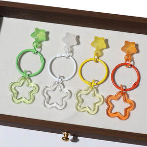 Llavero DIY de aleación con estrella hueca y colgante de corazón colorido, dije de moda para bolso estilo chica linda - Product Image 1