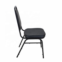 Chaise de banquet trapézoïdale empilable en métal et vinyle noir durable pour événements, hôpitaux et parcs