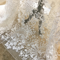 Prix de gros, dentelle française en tulle brodée à la main, dentelle blanche perlée personnalisée pour robe de mariée, robe de soirée
