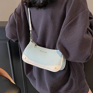 2025 petit sac à bandoulière décontracté à la mode pour femmes avec chaîne texturée polyvalente en cuir souple sous les bras en matériau PP - Product Image 4