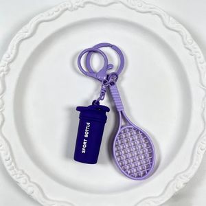 Porte-clés sportif monochrome vibrant, mini pendentif bouteille shaker en silicone, breloque raquette de badminton en plastique creux, assortiment de couleurs - Product Image 5