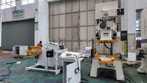 Macchina Pressa Pneumatica <span class=keywords><strong>YPA</strong></span> per Lavorazione e Fabbricazione di Lamiere in Alluminio - Product Image 4