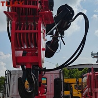 Grue à flèche droite montée sur camion TLLFY 8T, longueur de flèche 17,5 m, avec accessoire tarière pour le forage de pieux de construction