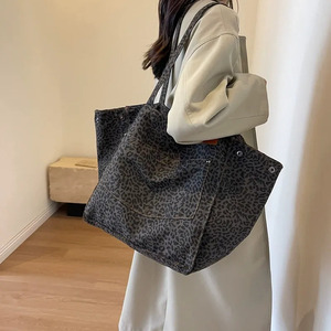 Borsa Tote in Tela con Stampa Leopardata OEM, Grande Capacità, Tracolla, Tasca Frontale, Patch in Pelle, Logo Personalizzato, Casual da Donna per la Spiaggia - Product Image 4