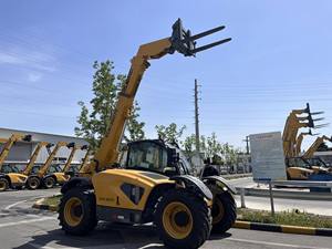 Chariot télescopique XC6-3007V, capacité de 3 tonnes, portée de 7 m, moteur Deutz puissant, chariot élévateur télescopique compact 4x4 multifonction prêt à l'emploi - Product Image 1