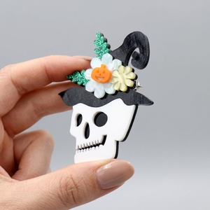 <span class=keywords><strong>Broche</strong></span> personnalisée en forme de crâne d'Halloween avec chapeau de sorcière |   Épinglette en acrylique 3D superposée |   Bijoux de fête en gros pour cadeaux de festival 2026 - Product Image 4