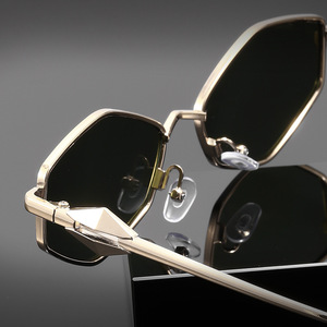 Gafas de Sol Metálicas con Marco de Diamantes, Polarizadas UV400, Lentes de Moda para Streetwear, Conducir y Viajar - Product Image 4