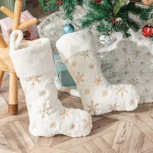 Chaussettes de Noël en peluche en gros avec broderie flocon de neige doré, grands sacs cadeaux suspendus pour la décoration d'arbre et de cheminée - Product Image 1