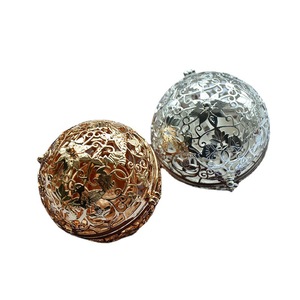 Pendentif boule parfumée ajourée de 48mm de diamètre avec porte-encens en spirale pour accessoires Hanfu, placage or et argent - Product Image 5