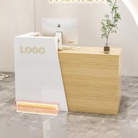 Comptoir de bar en bois de luxe moderne, petit bureau d'accueil pour les espaces commerciaux - pour les magasins de vêtements, les salons de beauté, les bureaux d'accueil