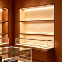 Vitrines pour les magasins de cadeaux haut de gamme et de produits de luxe : Créer une ambiance de luxe sophistiquée et subtile