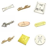 Étiquettes métalliques personnalisées pour vêtements, design tendance, lettres métalliques dorées mates, logo métallique pour abaya