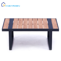 Ensemble de canapés d'extérieur modernes avec table basse en bois plastique et structure en aluminium, imperméable, pour hôtel, villa, balcon et salles à manger