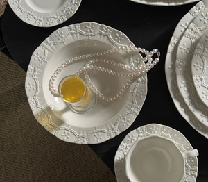 Service de vaisselle en porcelaine blanche de style moderne français, durable et réutilisable, assiettes à dessert à motifs en relief, cadeau personnalisable - Product Image 1