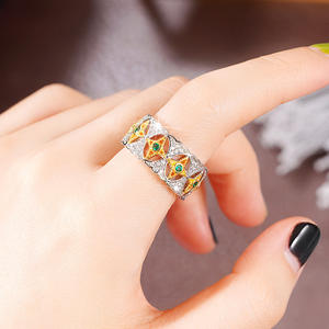 Anello Cocktail Q462 Star in Argento 925 con Smeraldo e Incastonatura Pavé, Taglio Brillante Rotondo, Anello Unisex Elegante per Feste - Product Image 4