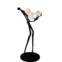 Populaire moderne créatif debout lumière Sculpture résine corps noir tenant des boules Led lampadaire pour salon décor
