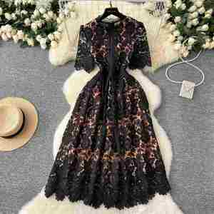 Robe midi décontractée vintage d'été pour femme, coupe ajustée, manches courtes, dentelle ajourée noire, vente en gros - Product Image 3