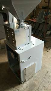Machine à décortiquer le <span class=keywords><strong>riz</strong></span> à <span class=keywords><strong>trois</strong></span> rouleaux Machine à décortiquer le <span class=keywords><strong>riz</strong></span> à rouleaux en caoutchouc - Product Image 5