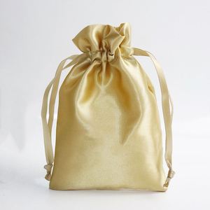 Sacs cadeaux en satin avec cordon de serrage pour cosmétiques et bijoux, personnalisables avec logo, pour perruques et extensions capillaires – Vente en gros - Product Image 2
