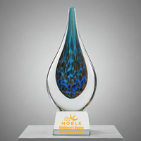 Trophée de reconnaissance artisanal en verre en forme de goutte d'eau, avec logo personnalisé, pour cadeau d'affaires, par Noble Manufacturer