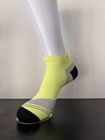 Chaussettes de sport en nylon personnalisées respirantes à séchage rapide et extensibles pour hommes, idéales pour la course, le cyclisme et l'entraînement (vente en gros)