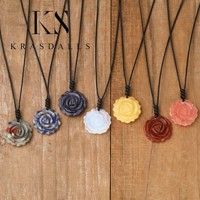 Collier pendentif fleur sculpté en cinabre rouge vintage Bijoux tendance à la mode avec accessoire porte-bonheur Chaînes de chandail Cadeau parfait