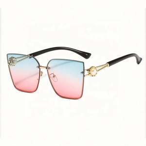 Nouvelles lunettes de soleil carrées dégradées personnalisées de haute qualité avec logo pour femmes, protection UV400, style œil de chat surdimensionné 2021 - Product Image 3