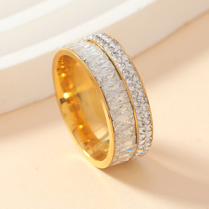 Anillo de Acero Inoxidable Chapado en Oro PVD al por Mayor |   Zirconia Rectangular de Lujo con Corte Rectangular, Completamente Pavimentada, Resistente al Agua e Hipoalergénica - Product Image 2