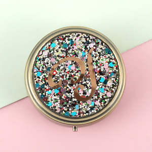 Étui à pilules personnalisé avec initiales et paillettes, avec miroir, 3 compartiments, organiseur de pilules portable, bleu, rond, en métal, classique - Product Image 4