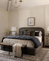 Lit de luxe contemporain avec cadre en bois de haute qualité, tête de lit cintrée et revêtement en tissu pour chambre à coucher