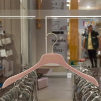 Leichte rosa Samt Kunststoff beflockte Kleiderbügel Hemden Kleiderbügel Platzsparende benutzer definierte rutsch feste Kleiderbügel für den Laden