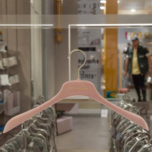 Легкая розовая бархатная пластиковая вешалка для рубашек, платья, вешалка для одежды, экономия пространства, индивидуальная Нескользящая вешалка для одежды для магазина - Product Image 3