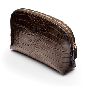 Sac cosmétique en cuir de crocodile personnalisé, forme demi-lune tendance 2026, fermeture éclair, marron, imperméable, doublure contrastante, certifié BSCI - Product Image 3